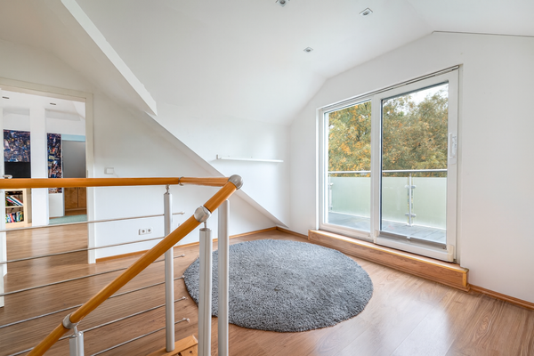 Lichtdurchflutetes Dachgeschoss mit Balkonzugang