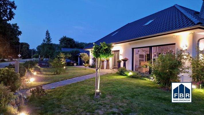 Vorgarten mit Beleuchtung