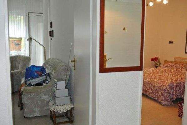 Diele mit Zugang zum Wohnzimmer und Schlafzimmer