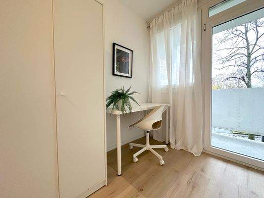 Helles Arbeitszimmer