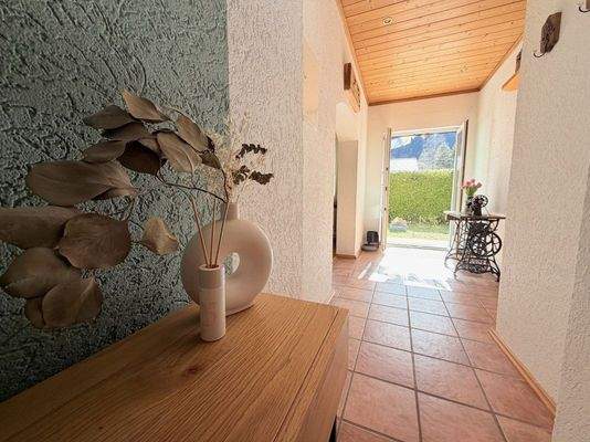 Flur mit Terrakottafliesen und...