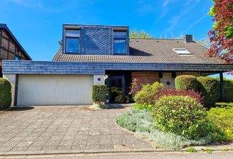 freistehendes großes Einfamilienhaus