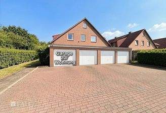 Außenansicht mit Garage - (KI generiert)