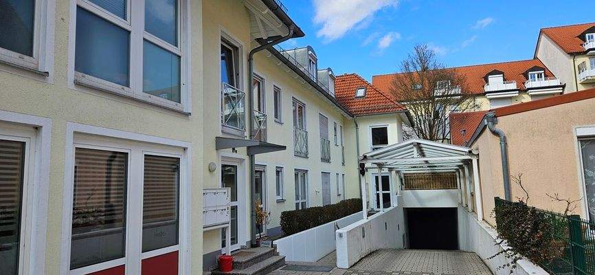 Eingang mit Tiefgarageneinfahrt.jpg