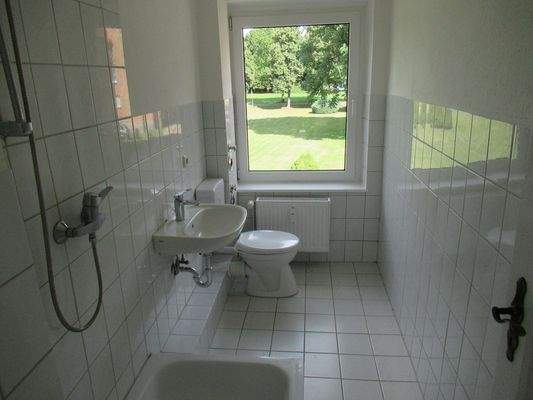 Bad mit Fenster und Dusche