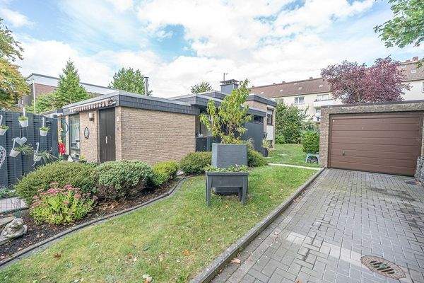 Garage und PKW-Stellplatz sind hübsch gestaltet