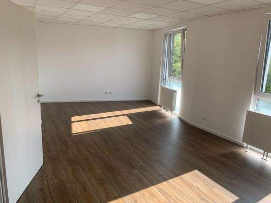 sonnige/s Büro/Praxis