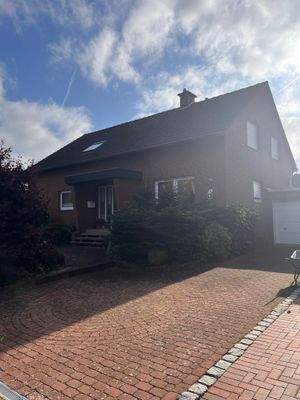 Einfahrt mit Garage.jpg