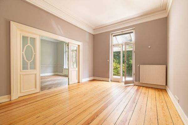 Elegante, originale Schiebetüren: mögliches Arbeitszimmer mit Zugang zur Terrasse und Garten