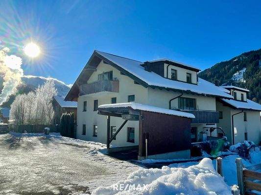 Winter Außenansicht mit Carport