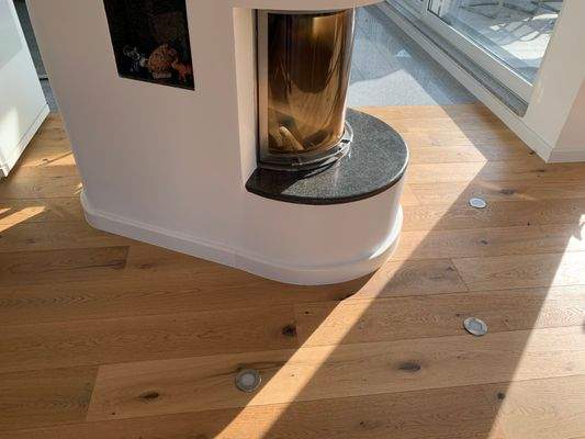 Eiche-Dielenboden mit Spots im Penthouse