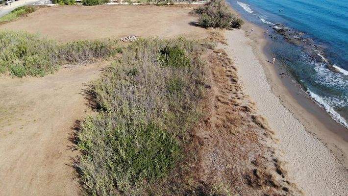 Kreta, Kiani Akti: Prestigeträchtiges Grundstück direkt am Meer nahe Kalyves zu verkaufen