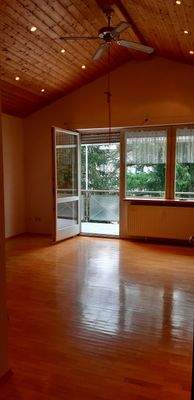 Wohn- und Schlafraum mit Ausgang zum Balkon