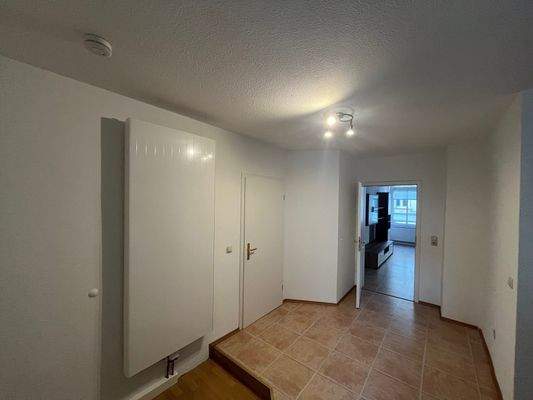 Heller Flur mit Türen