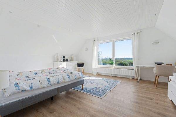 Schlafzimmer Obergeschoss mit Blick ins Grüne 