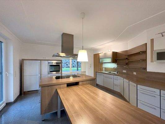 Küche mit Einbauküche und Terrasse