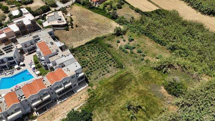 Kreta - Grundstück mit Baugenehmigung für 2 Residenzen in zweiter Linie vom Strand von Maleme zu verkaufen