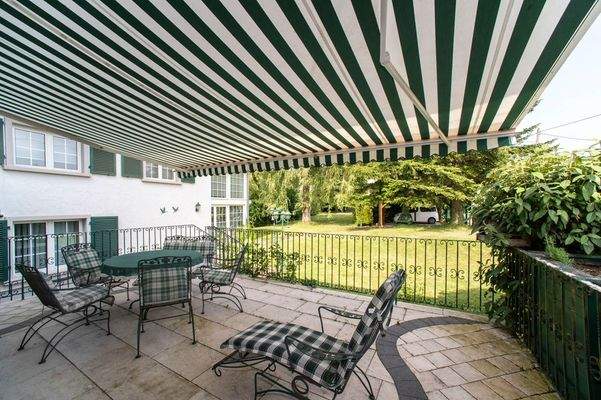 Sonnenterrasse mit Blick in den Garten 