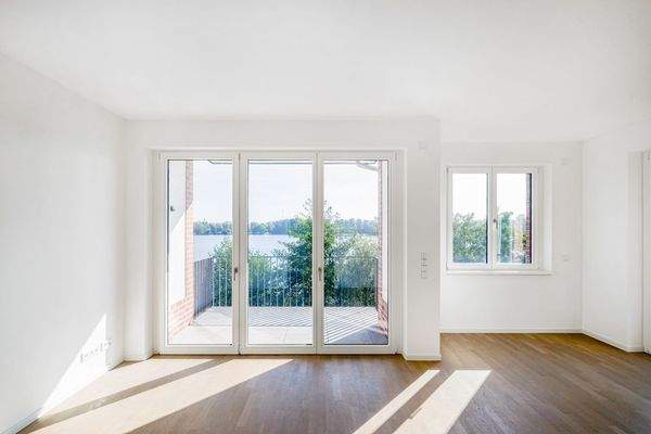 Wohn-/Esszimmer mit Zugang zum Balkon