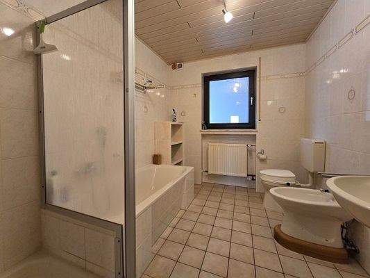 Bad Erdgeschoss 1