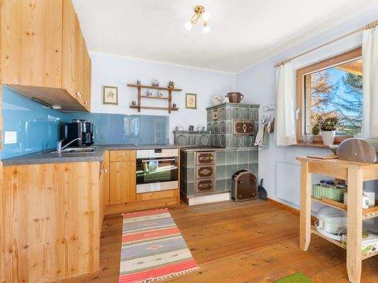 Wohnküche mit Kachelofen