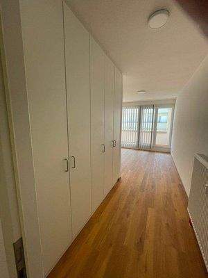 Einbauschrank mit Blick in den Wohnbereich