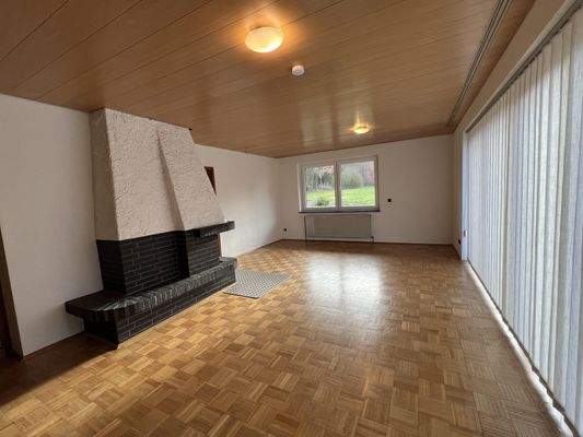 geräumiges Wohnzimmer