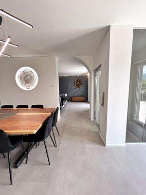 Esszimmer mit Blick ins Wohnzimmer.jpeg