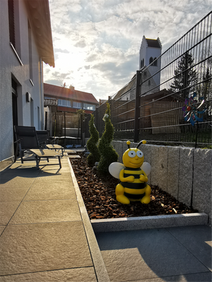 Gartenterrasse mit Trampolin