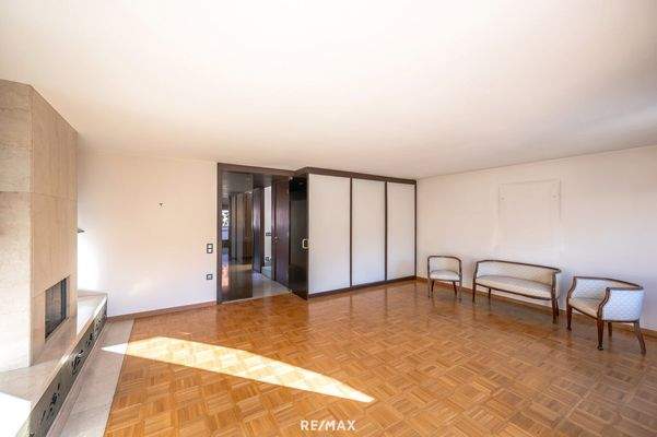 Großzügiges und sonniges Wohnzimmer