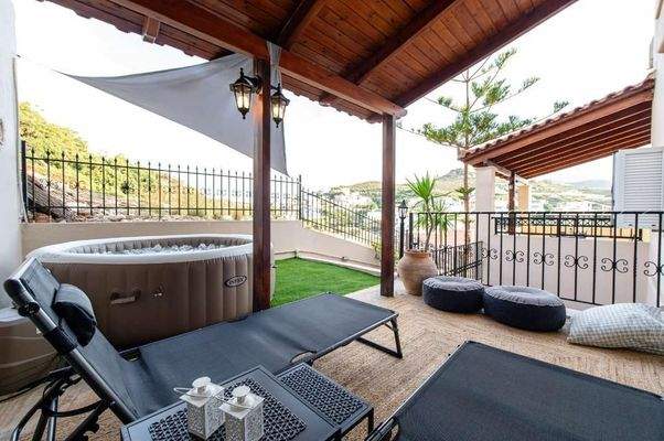 Ligaria: Villa mit drei Wohnungen und Pool zu verkaufen