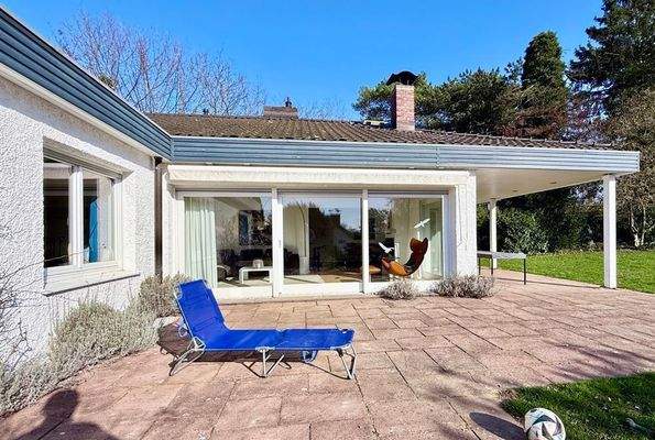 Große Sonnenterrasse und Garten