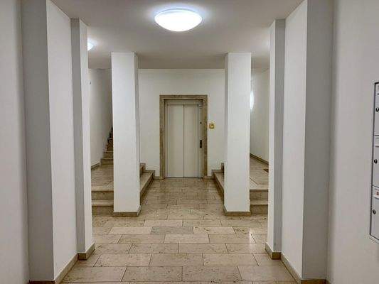 Haus-Eingangsflur/Fahrstuhl