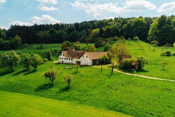 Hauptgebäude Zufahrt