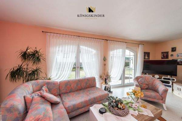 ...und Wohnzimmer mit Gartenzugang...