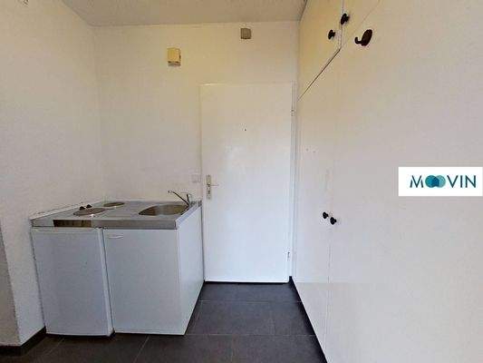 Ansicht I: Flur mit Pantry-Küche und Einbauschrank