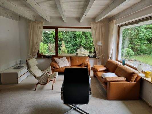 Großes Wohnzimmer mit Panoramafenstern