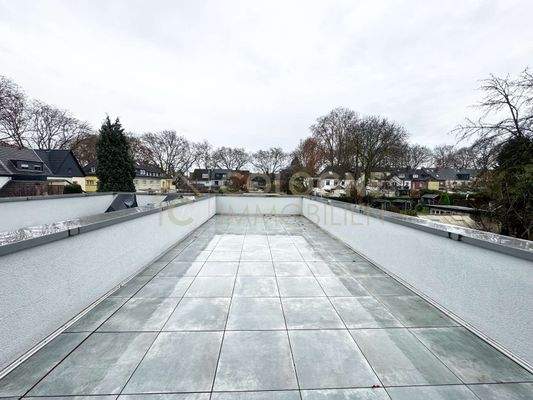 Großflächige Terrasse direkt am Schlafzimmer