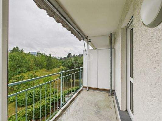 Überdachter und windgeschützter Balkon mit Blick ins Grüne