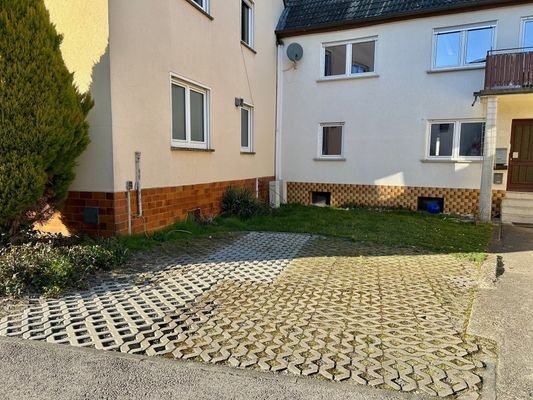 zwei Stellplätze vor dem Haus