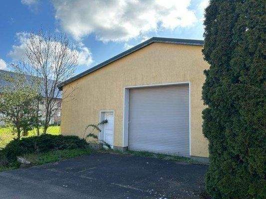 Elektrisches Rolltor auf Rückseite