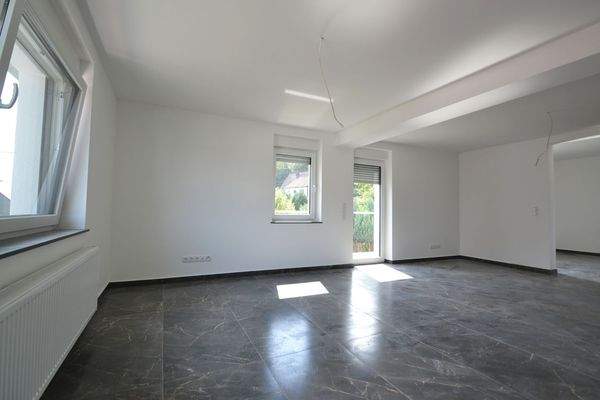 Wohnzimmer W2 mit Durchgang Küche u. Ausg. Balkon