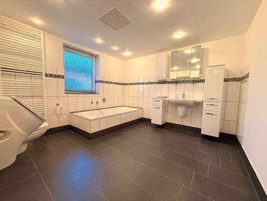 Badezimmer EG 1.2