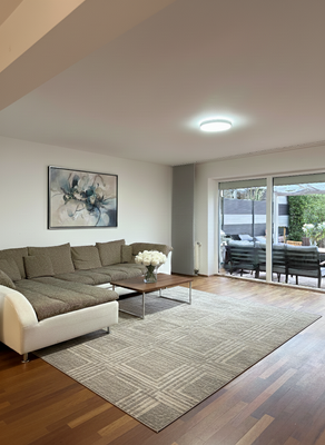 Offener Wohnbereich mit Gartenzugang 