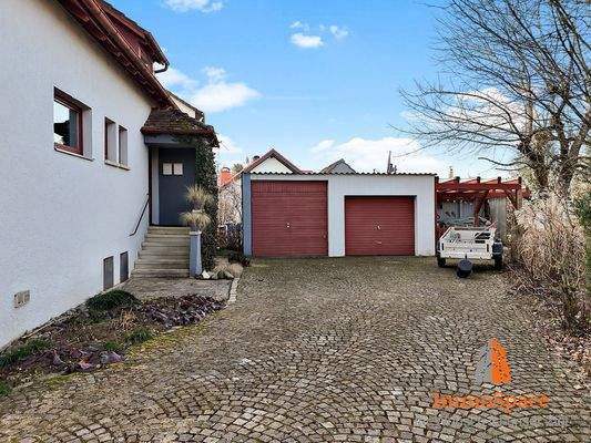 Blick auf die Garage und den Zufahrtsweg