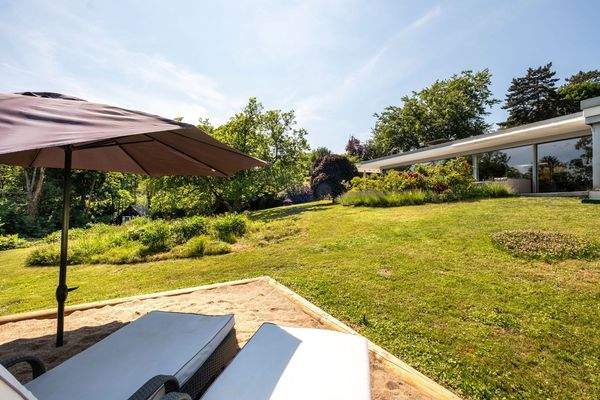 Blick von der Terrasse in den Park