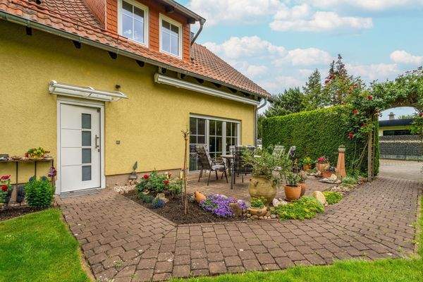 Terrasse und Eingang zur Wohnung F