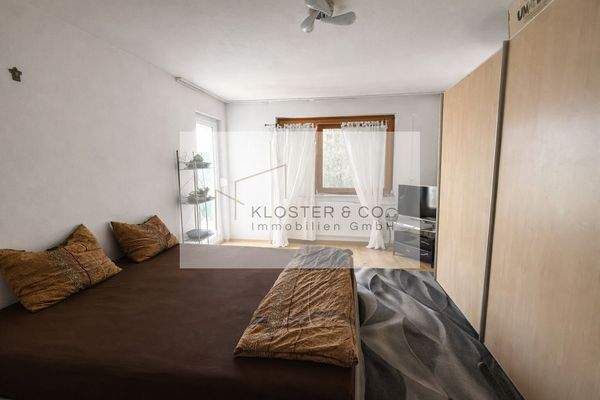 Großes Schlafzimmer mit Balkonzugang