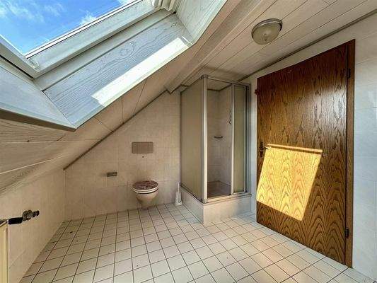 Bad im Dachgeschoss