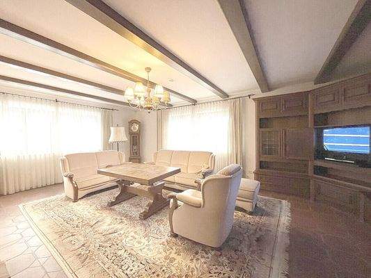 Weiterer Blick durch das großzügige Wohnzimmer